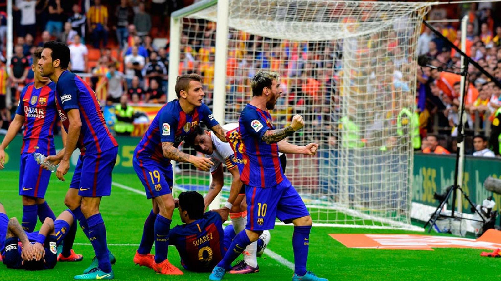 El FC Barcelona exige al Tribunal Administrativo del Deporte (TAD) que abra los "procedimientos disciplinarios que procedan" al presidente de la Liga de Fútbol Profesional, Javier Tebas, y a los miembros del Comité de Competición de la RFEF por las "valoraciones inadmisibles" sobre el comportamiento de los azulgrana en el partido contra el Valencia.