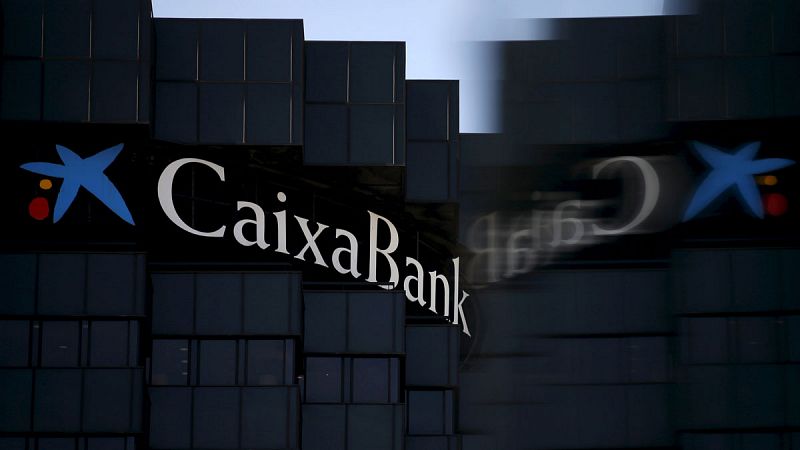 CaixaBank gana 970 millones hasta septiembre, un 2,6% menos, por el impacto de Barclays en 2015