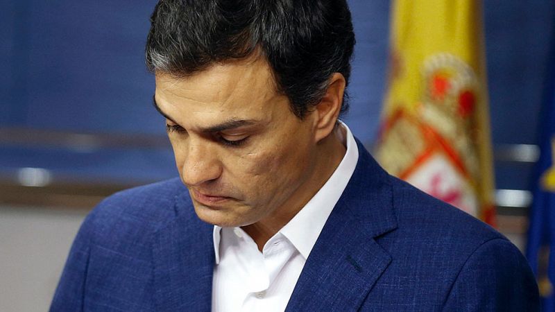 Sánchez deja su escaño entre lágrimas y trabajará para "recuperar el PSOE" y "corregir el rumbo de la gestora"