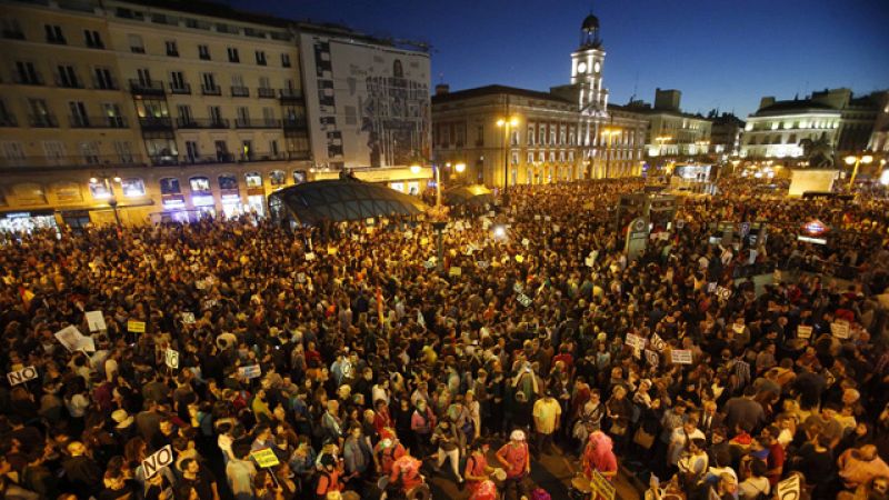 Miles de personas "rodean el Congreso" en contra de la investidura de Rajoy