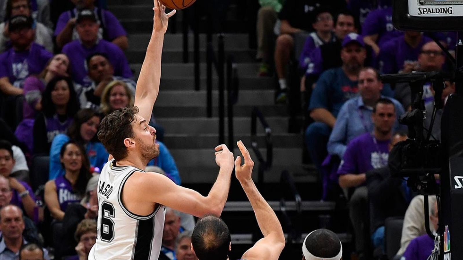 Pau Gasol y Willy Hernangómez tienen un debut triunfal como locales