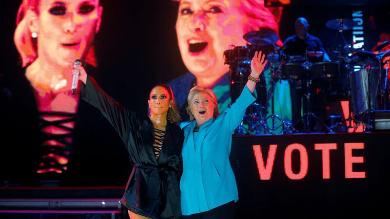 Trump trata de aprovechar la polémica de Clinton con el FBI en la recta final de la campaña