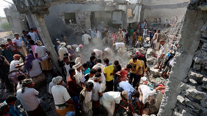 Un ataque de la coalición árabe contra una cárcel causa al menos 60 muertos en Yemen