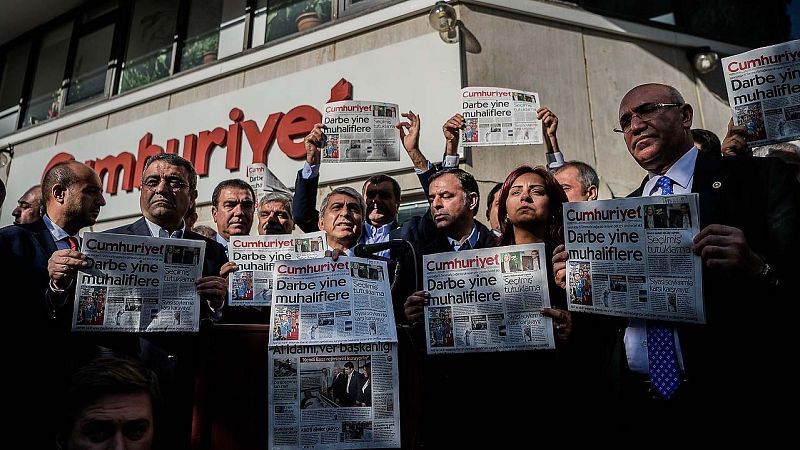 La Policía turca detiene a varios periodistas de un importante periódico opositor