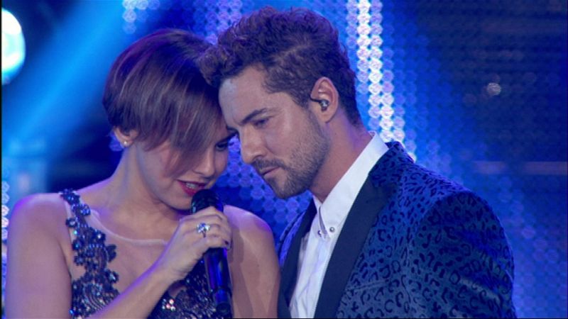 Bisbal y Chenoa encienden el Concierto OT con su "Escondidos"