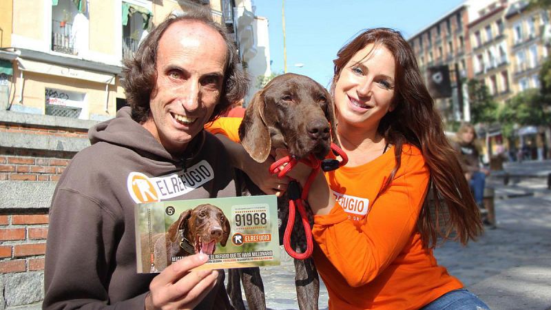El Refugio lanza sus participaciones de Lotería de Navidad con un número elegido por un perro rescatado