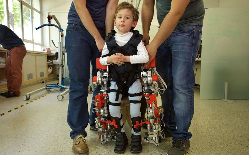 Comienza el ensayo clínico para probar el primer exoesqueleto del mundo para niños