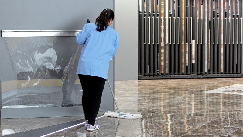 Los salarios más bajos cayeron un 28% en la crisis mientras que los más altos se mantuvieron, según Oxfam Intermón