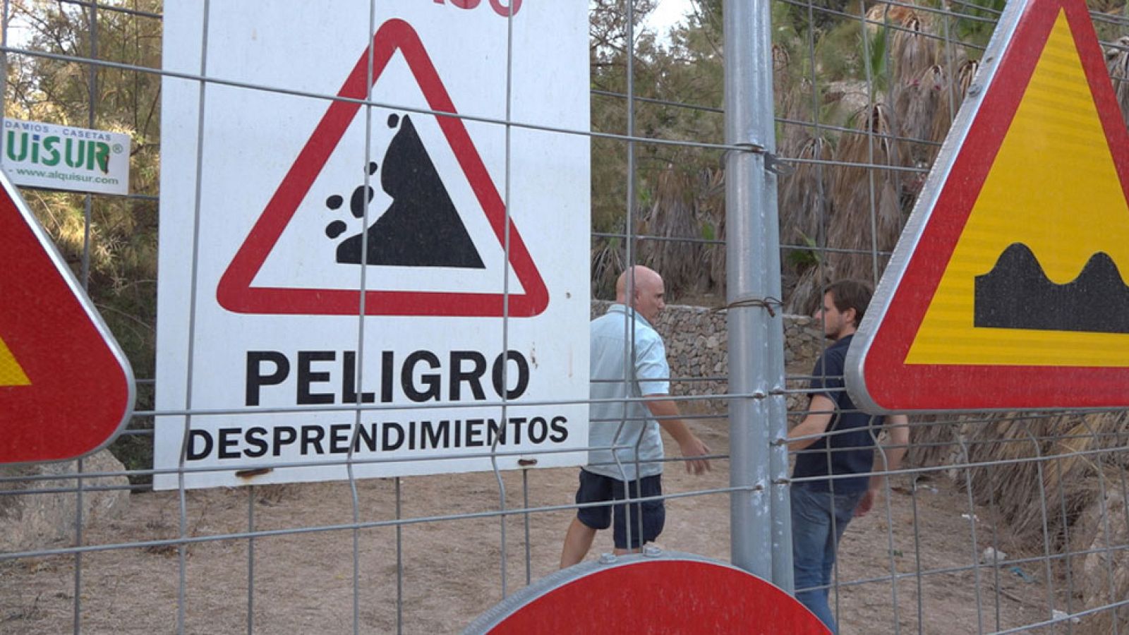 Teleobjetivo¿ se adentra esta semana en inmuebles que generan un sinvivir a sus residentes: desde bloques destinados a la explotación turística sin control, a edificios convertidos en base de operaciones de clanes de la droga.