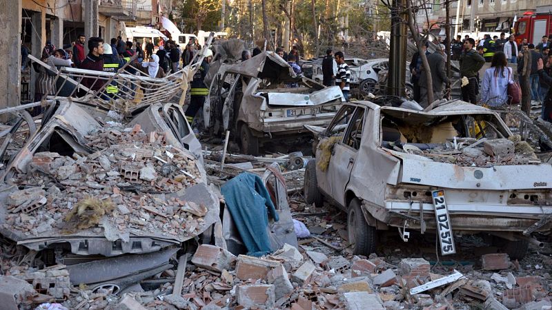 Un atentado con coche bomba deja nueve muertos y un centenar de heridos en el sureste de Turquía