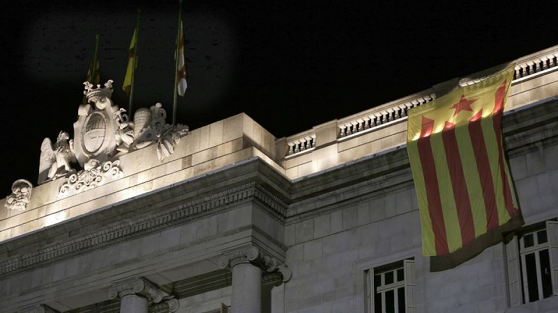 Retiran una estelada de la fachada del Ayuntamiento de Barcelona