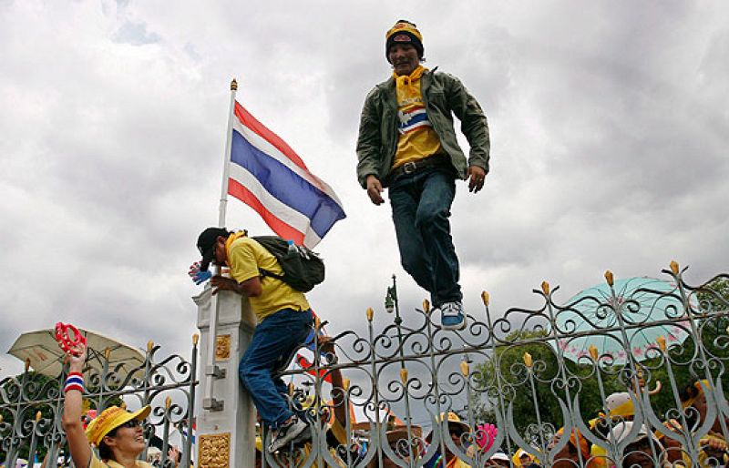 Centenares de manifestantes asaltan las sedes del Gobierno tailandés y de la televisión estatal
