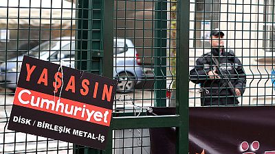 Prisin en Turqua para el director del peridico opositor Cumhuriyet y otros ocho periodistas