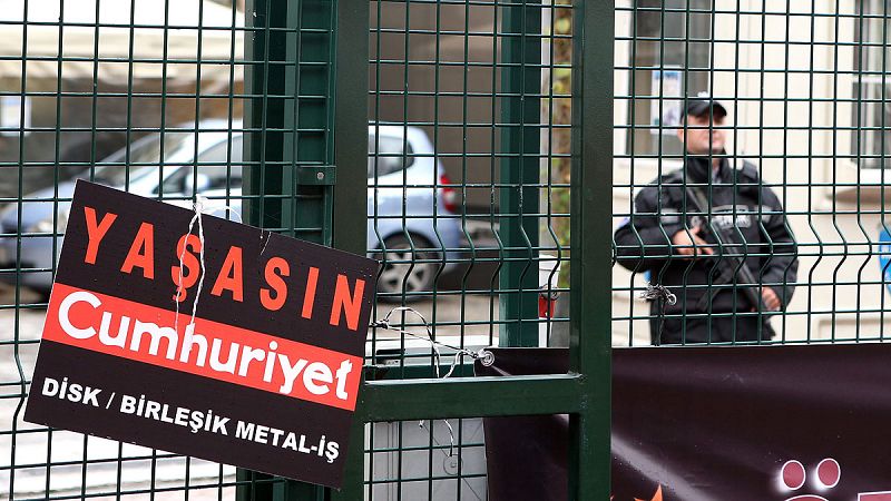 Prisión en Turquía para el director del periódico opositor Cumhuriyet y otros ocho periodistas