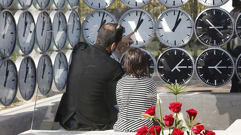 Familiares y víctimas del accidente de metro de Valencia inauguran un monumento en su último acto público