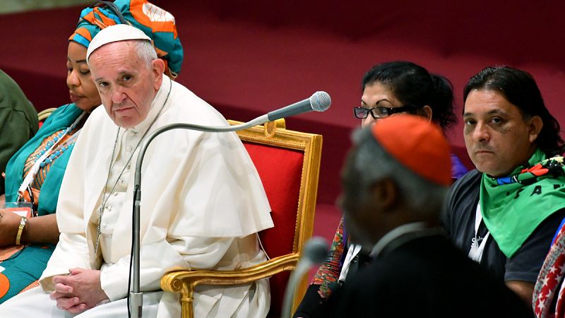 El papa critica que se destinen "sumas escandalosas" a rescatar a los bancos y la "milésima parte" a los refugiados