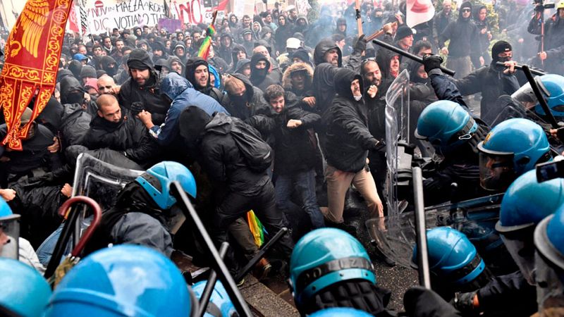 Choques entre la policía y decenas de manifestantes durante una protesta contra Renzi en Florencia
