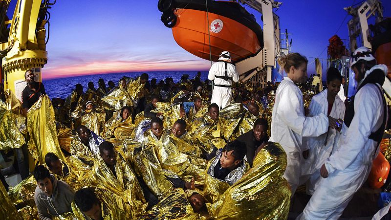 Salvados 2.200 inmigrantes y recuperados 10 cadáveres en el Mediterráneo