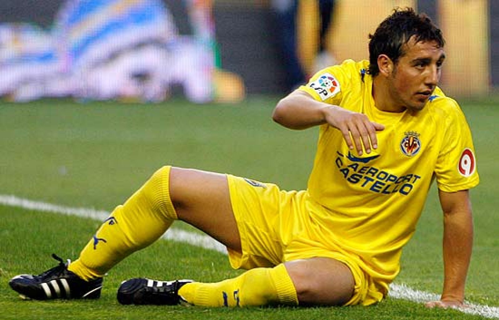 El acuerdo entre el Real Madrid y el jugador del Villarreal, Santi Cazorla, está casi cerrado, mientras que Robinho está a punto de salir del club madridista.