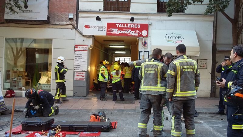 Muere un trabajador que quedó atrapado tras el derrumbe de un edificio en Madrid