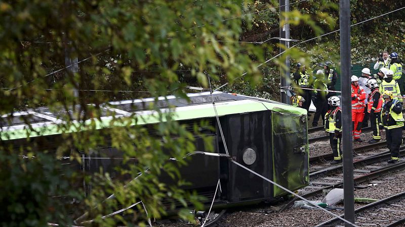 Siete muertos y 50 heridos al descarrilar un tranvía en Londres