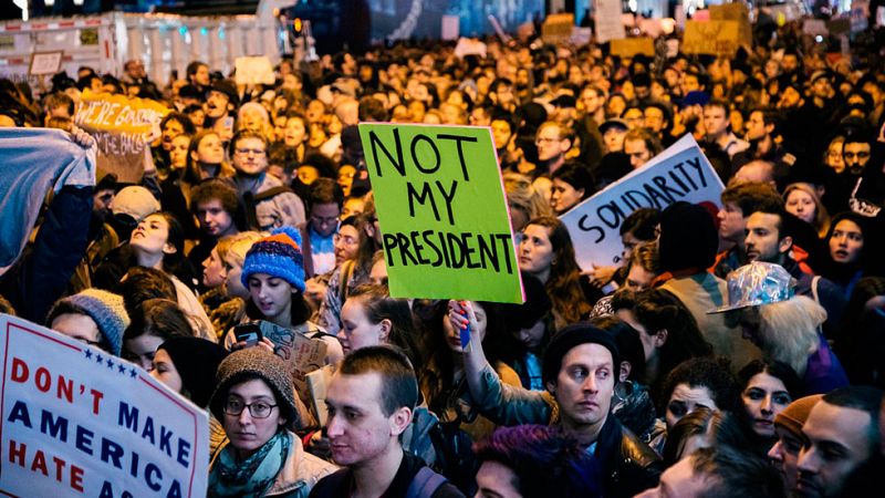 Miles de personas salen a las calles en las principales ciudades de EE.UU. para protestar por la victoria de Trump