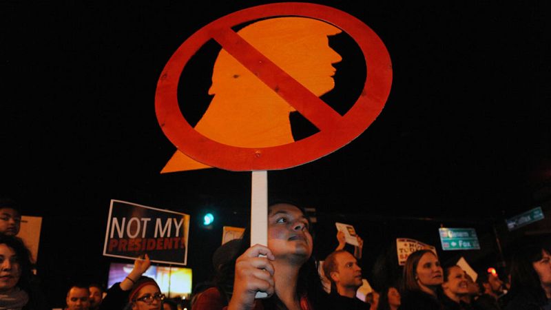 Protestas en la calle y terapia psicológica en el metro, nace el síndrome 'post-Trump'