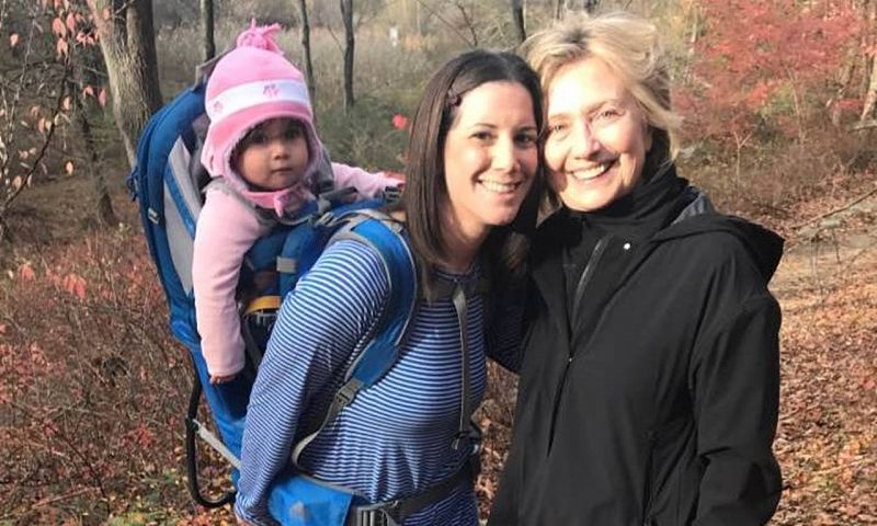 Hillary Clinton, de paseo por el bosque tras la derrota contra Trump