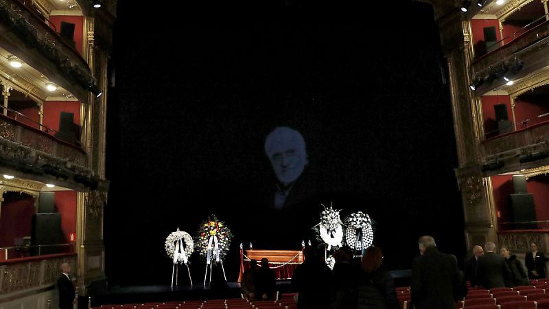 Último adiós a Francisco Nieva en la capilla ardiente del teatro María Guerrero