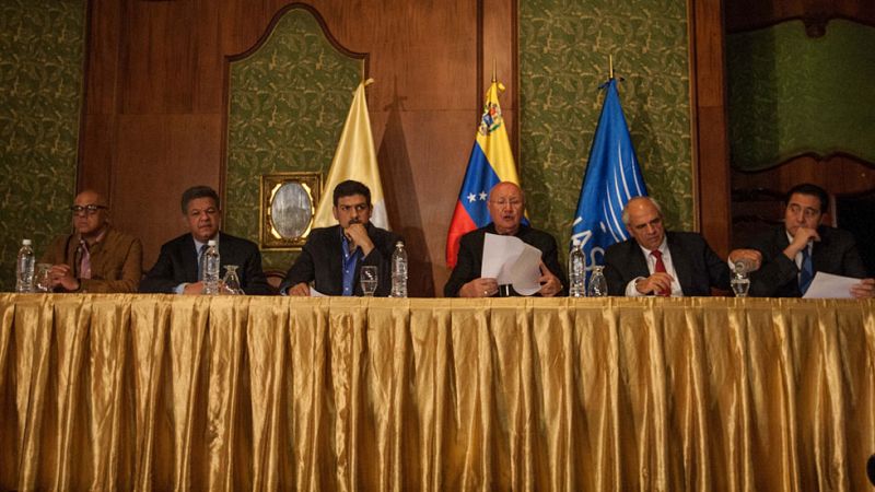 El gobierno y la oposición venezolanos acuerdan "convivir en paz" e impulsar medidas contra el desabastecimiento