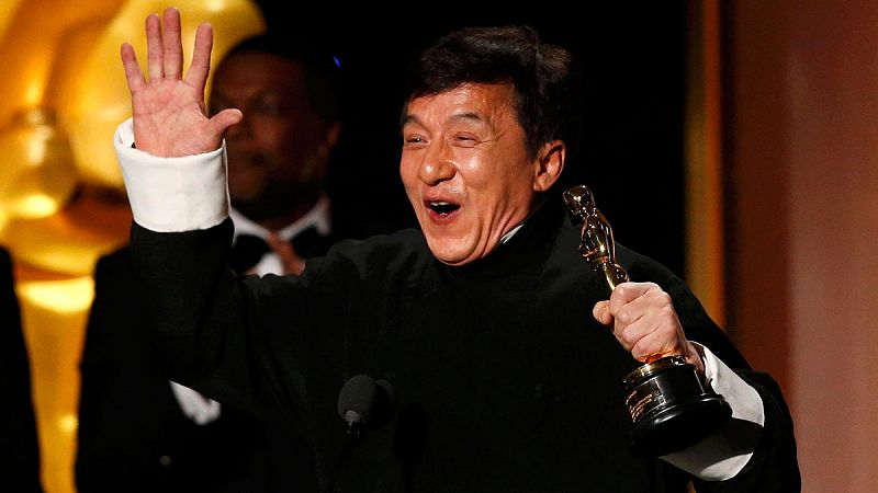 Jackie Chan recibe el Oscar honorífico en una noche repleta de estrellas