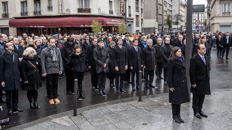 París recuerda en silencio y con placas conmemorativas a las víctimas del 13N un año después