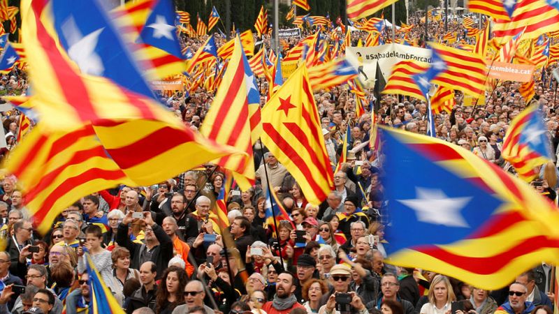 Miles de personas protestan en Barcelona en apoyo a los cargos electos soberanistas