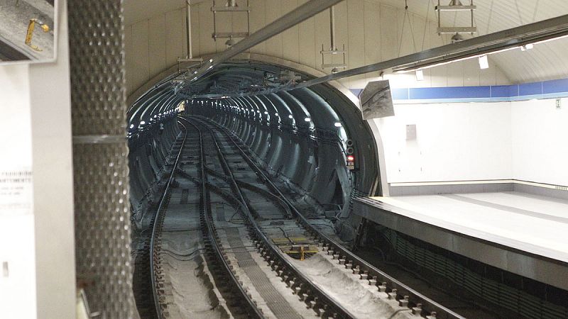 Los andenes de la línea 1 del metro de Madrid se vuelven a llenar de pasajeros