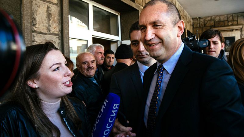 El independiente Rumen Radev gana las presidenciales de Bulgaria y fuerza la dimisión del primer ministro