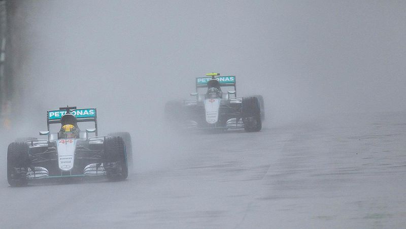 Hamilton vence en Brasil bajo el diluvio pero no consigue eliminar a Rosberg