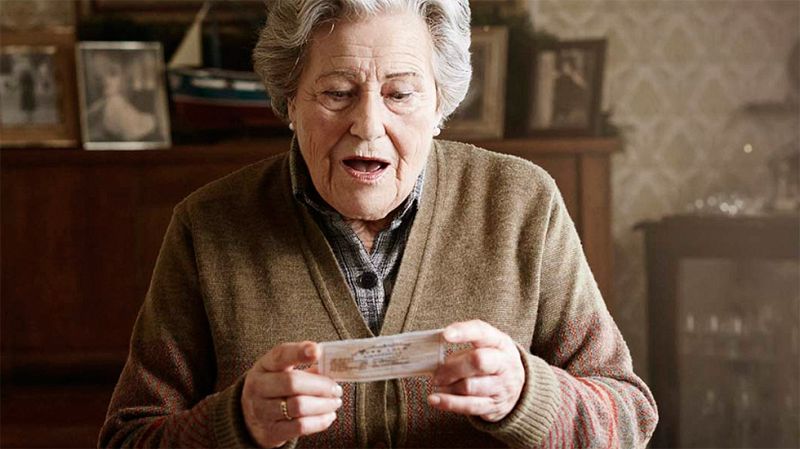Así es el anuncio de la Lotería de Navidad 2016: el despiste de una jubilada y la ilusión de "compartir"