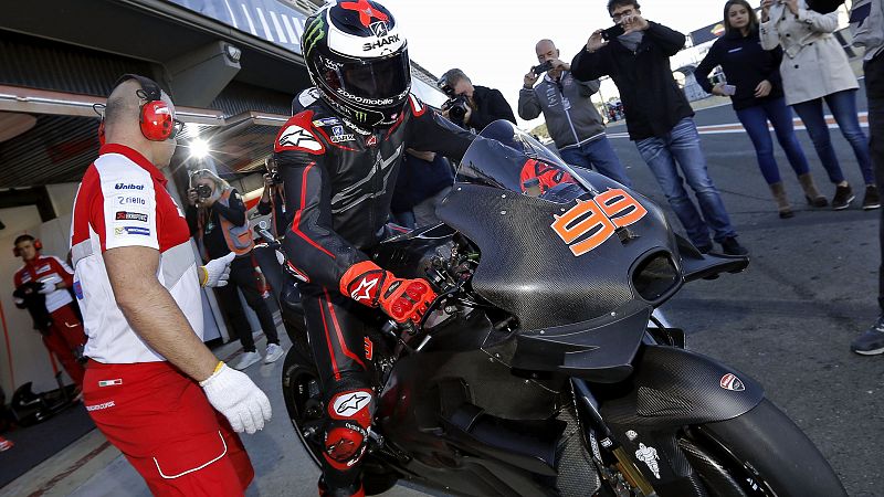 Lorenzo se estrena con una Ducati negra en las pruebas de Cheste