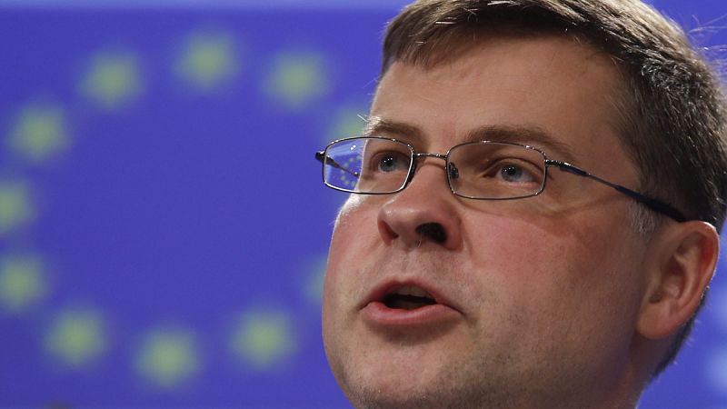 Bruselas anima a invertir a los que tengan margen y señala ocho posibles incumplidores de déficit en 2017