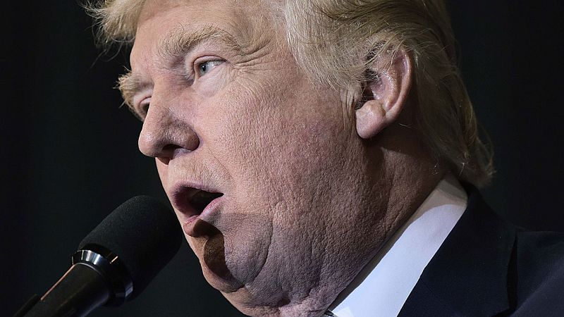 Donald Trump recibe a Shinzo Abe mientras trata de cerrar su equipo de gobierno