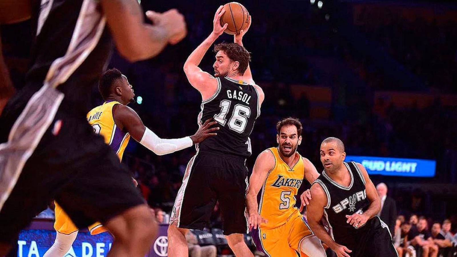 Los Gasol, protagonistas de las victorias de sus equipos | Ver