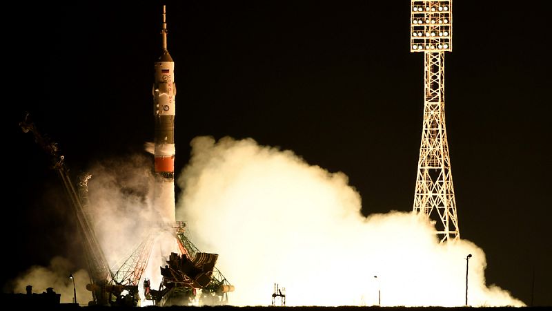 La nave rusa Soyuz MS-03 llega a la Estación Espacial Internacional con tres astronautas a bordo
