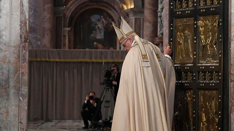 El papa cierra la Puerta Santa de San Pedro y da por concluido el Jubileo Extraordinario de Misericordia