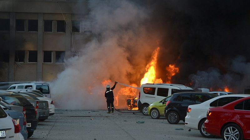 Al menos dos muertos y 16 heridos por una explosión de un coche bomba en el sur de Turquía