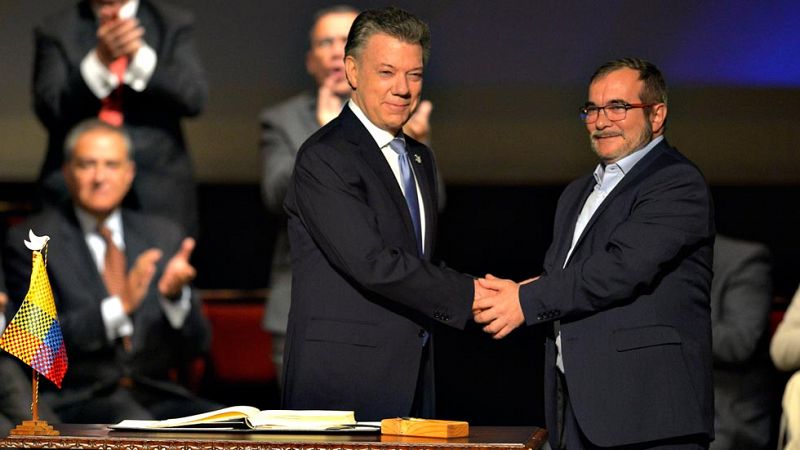 El presidente de Colombia y el líder de las FARC firman el acuerdo "definitivo" de paz