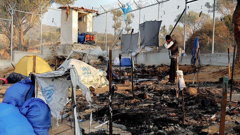 Mueren una mujer y su nieto en un incendio en un campo de refugiados en Lesbos