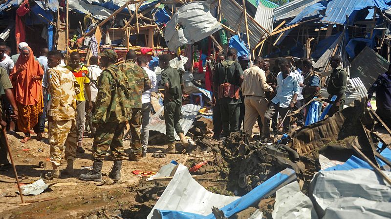 Al menos 13 muertos en atentado con coche bomba en un mercado de Mogadiscio