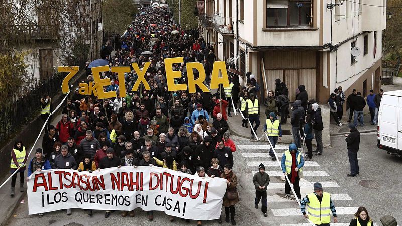 Miles de personas se manifiestan en Alsasua para restablecer la imagen del pueblo tras las agresiones
