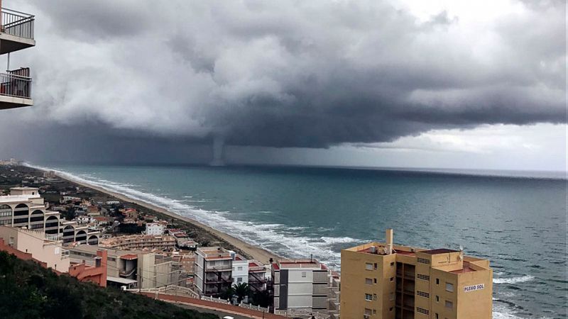 El temporal provoca una imponente tromba marina en Valencia y estragos en Andalucía