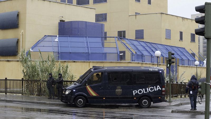 Trece inmigrantes se fugan del centro de extranjeros de Aluche
